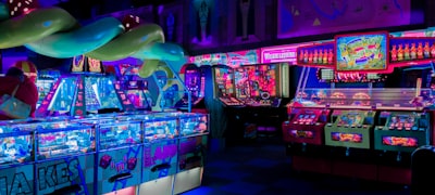 F1赛车在赛道上飞驰的动感画面