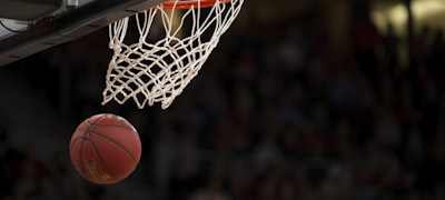 篮球运动员扣篮的精彩瞬间特写