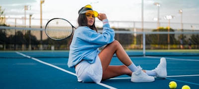 网球运动员在红土场上发球的动作